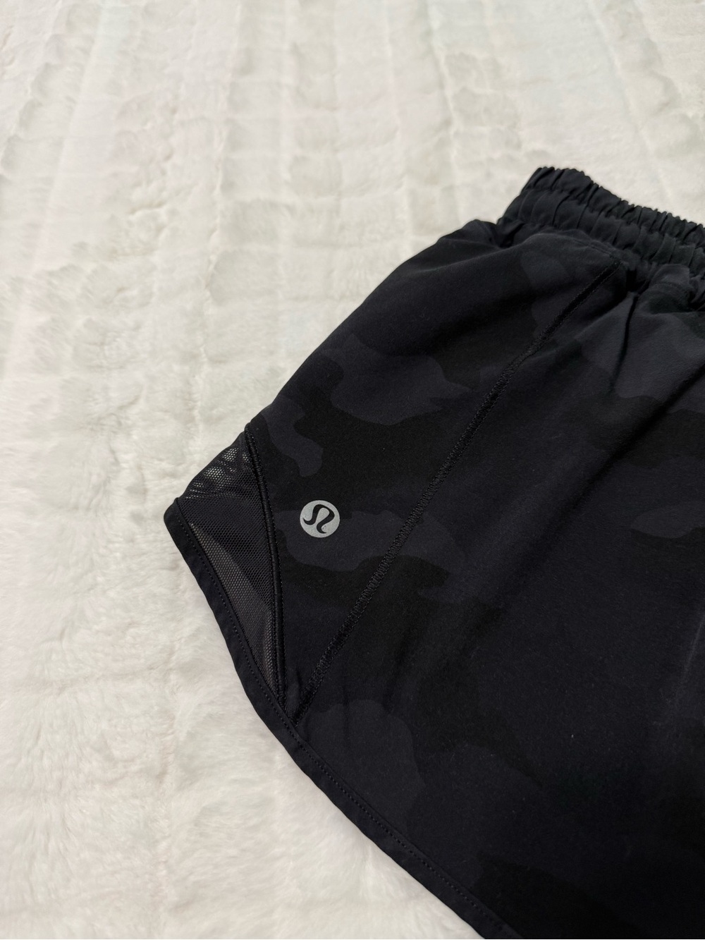 Lululemon hotty hot Heritage 365 Camo Deep Coal/Black, sz 4.  2in. Shorts - Picture 3 of 7